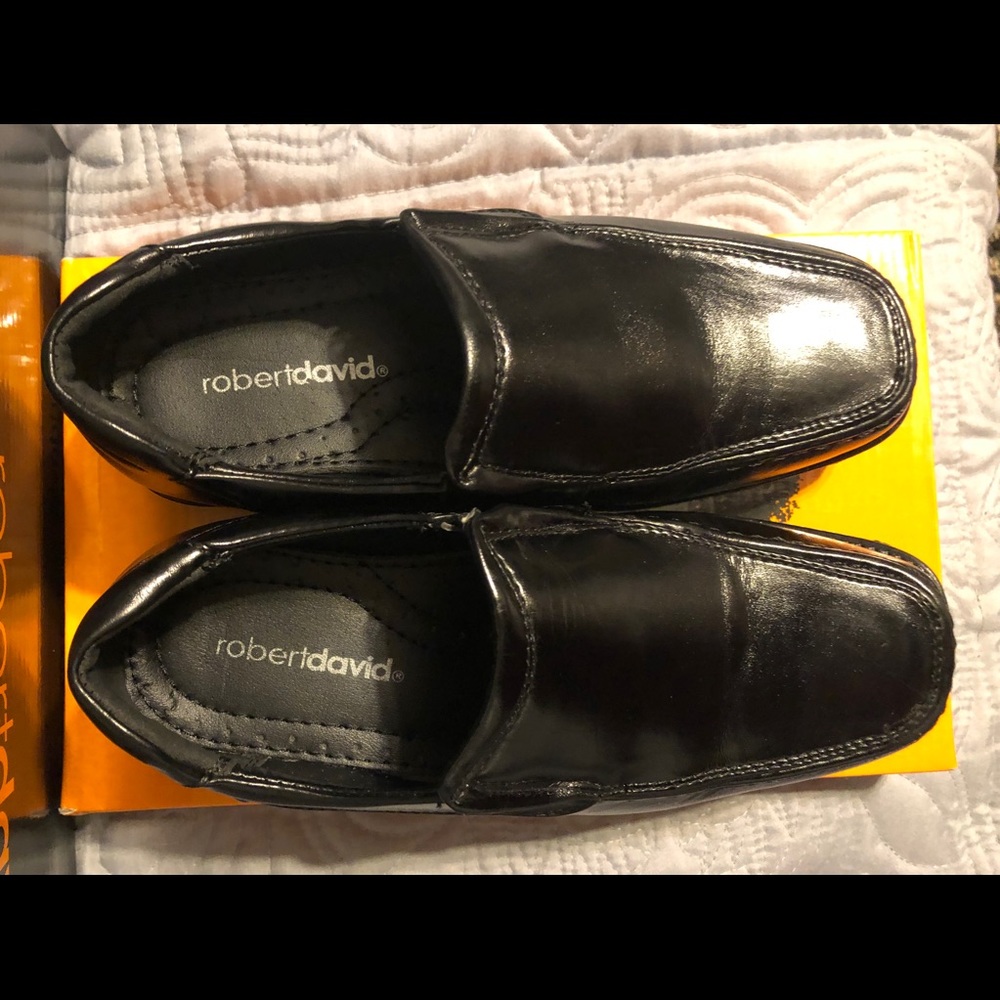 Boys size 1 M Black loafer by Robert David